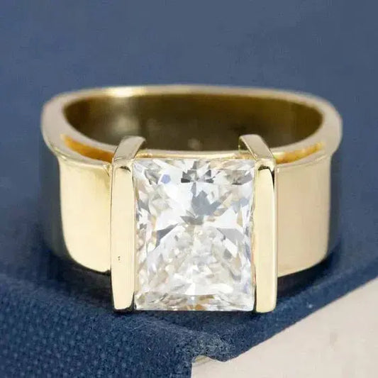 Vintage style ring with princess cut