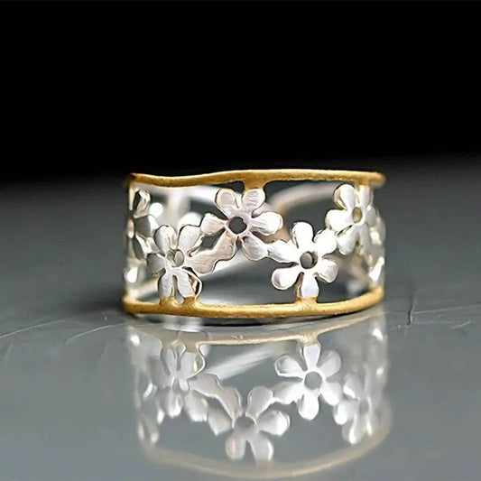 Irregular daisy-shaped ring