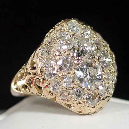 Round gold ring with vintage style diamond